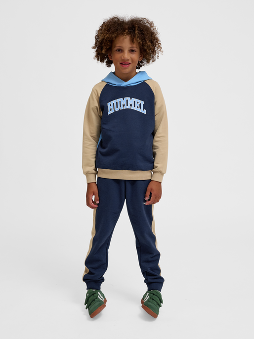 hmlESSEN HOODIE, BLACK IRIS, model