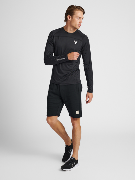 hmlGG12 SWEAT SHORTS, BLACK, model
