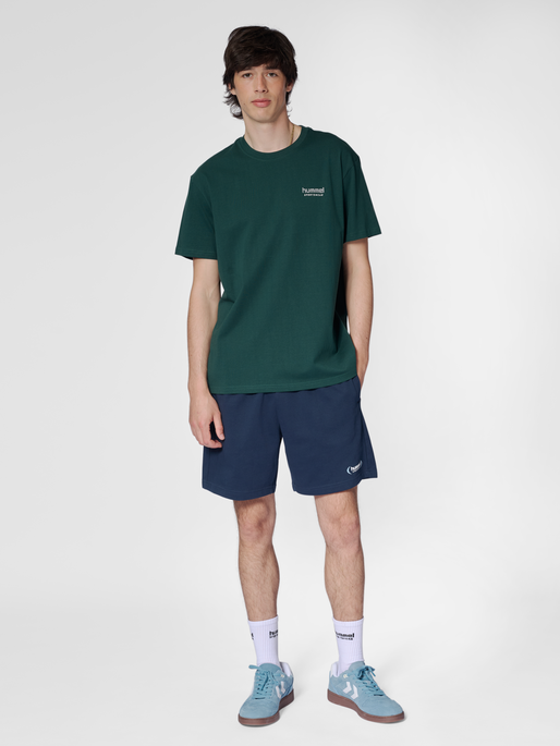 hmlFELIX SWEAT SHORTS, DRESS BLUES, model