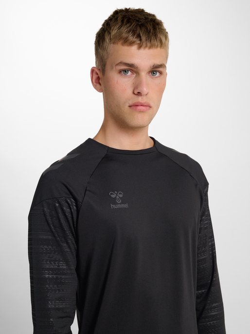 hmlPRO TRAINING CREW SWEAT, BLACK, model