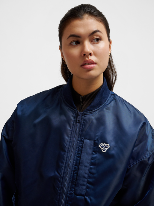 hmlBASEBALL JACKET BEE, DRESS BLUES, model