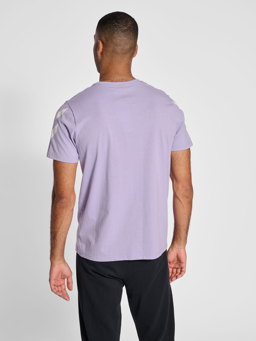 hmlLEGACY CHEVRON T-SHIRT, HEIRLOOM LILAC, model