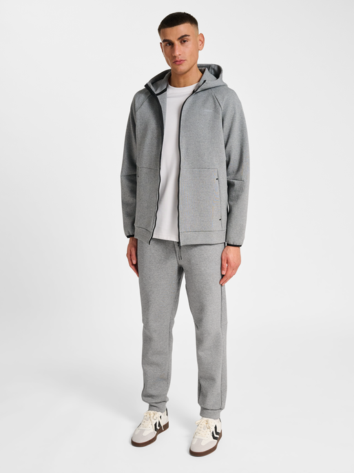 hmlTECH FLEECE REGULAR ZIP HOODIE, GREY MELANGE, model