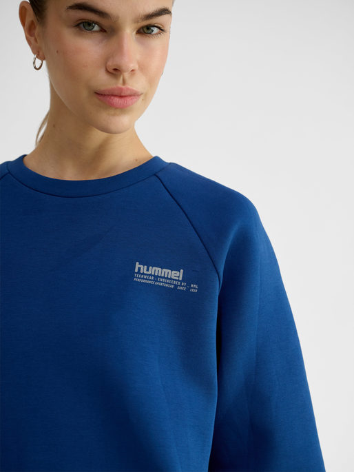 hmlTECH FLEECE REGULAR CREW, ESTATE BLUE, model