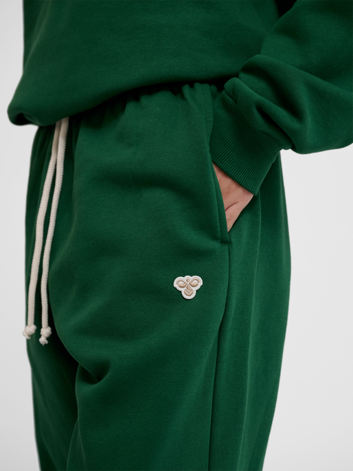 hmlLOOSE SWEATPANT BEE, EDEN, model
