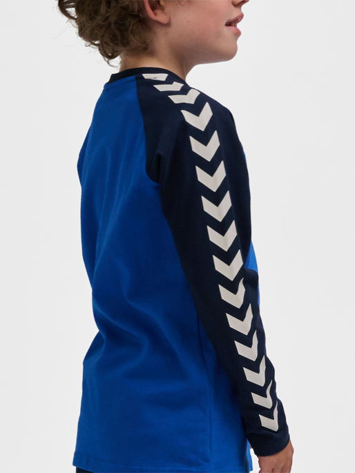 hmlBOYS T-SHIRT L/S, BLUE LOLITE, model