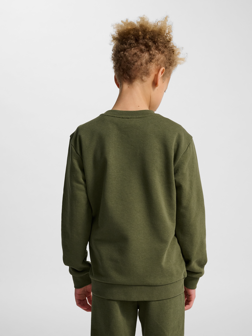 hmlJR BASE SWEATSHIRT, WINTER MOSS, model
