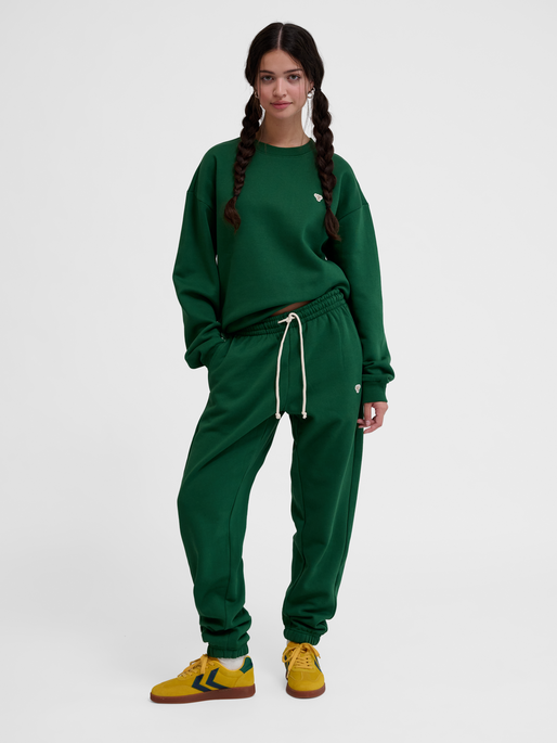 hmlLOOSE SWEATPANT BEE, EDEN, model