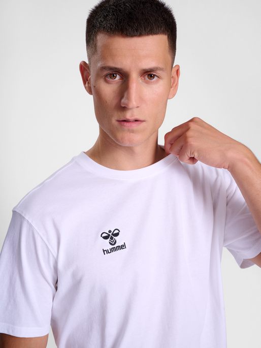 hmlGO 2.0 T-SHIRT S/S, WHITE, model