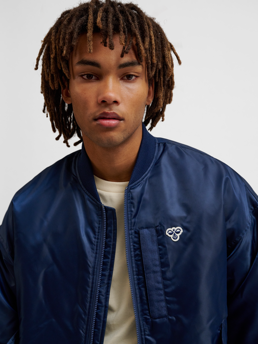 hmlBASEBALL JACKET BEE, DRESS BLUES, model