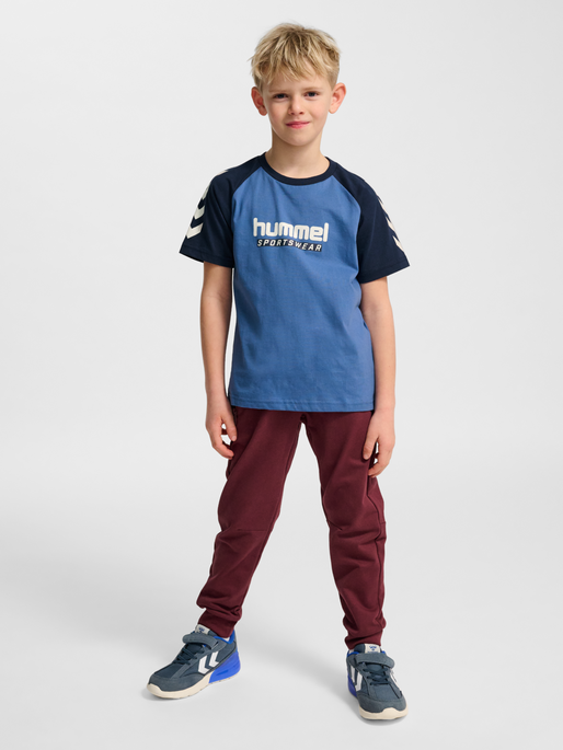 hmlJR LOGO T-SHIRT S/S, DUTCH BLUE, model