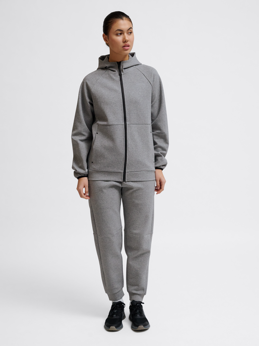 hmlTECH FLEECE REGULAR ZIP HOODIE, GREY MELANGE, model