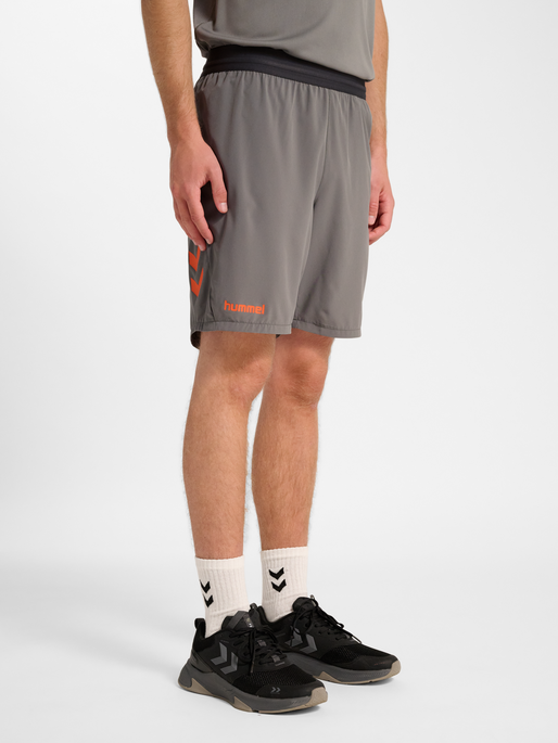 hmlBLAZE PRO TRAINING SHORTS, STEEL GRAY, model
