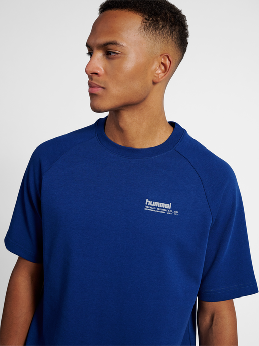 hmlTECH LOOSE T-SHIRT, ESTATE BLUE, model