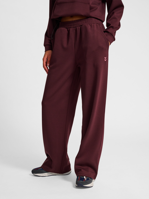 hmlYOGA SOFT W SWEATPANTS, FUDGE, model