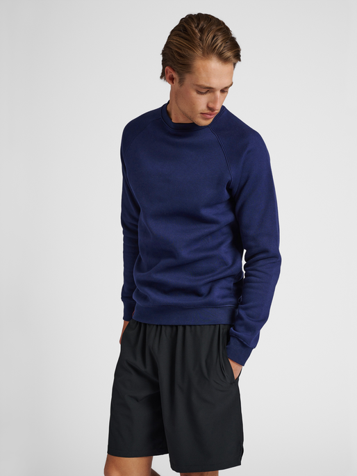 hmlRED HEAVY SWEATSHIRT, MARINE, model