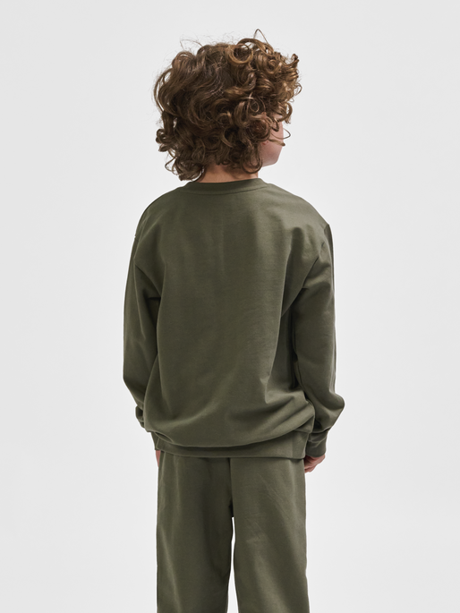 hmlTUKAS SWEATSHIRT, DUSTY OLIVE, model