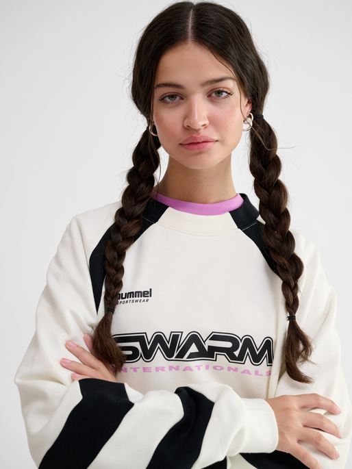 hmlOVERSIZED CREW SPORTSWEAR SWARM, TOFU, model