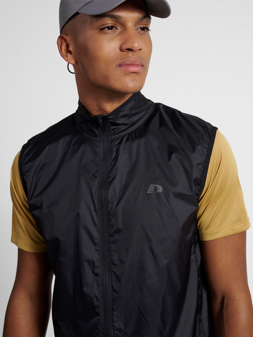 nwlPACKABLE TRAIL VEST, BLACK, model