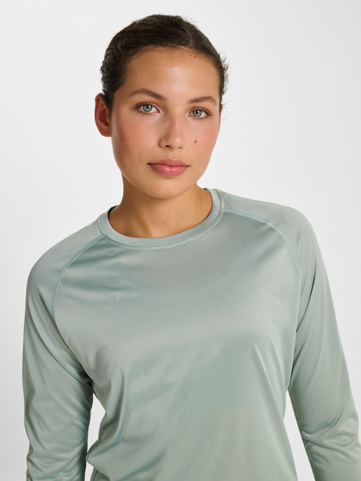 nwlBEAT W T-SHIRT L/S, GREEN MILIEU, model