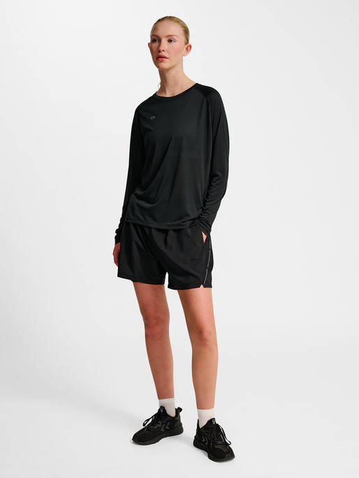 nwlBEAT W T-SHIRT L/S, BLACK, model