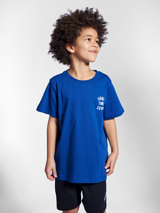 stmREVOLUTION T-SHIRT S/S, NAVY PEONY, model