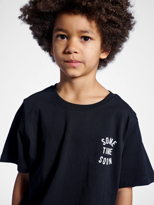 stmREVOLUTION T-SHIRT S/S, BLACK, model