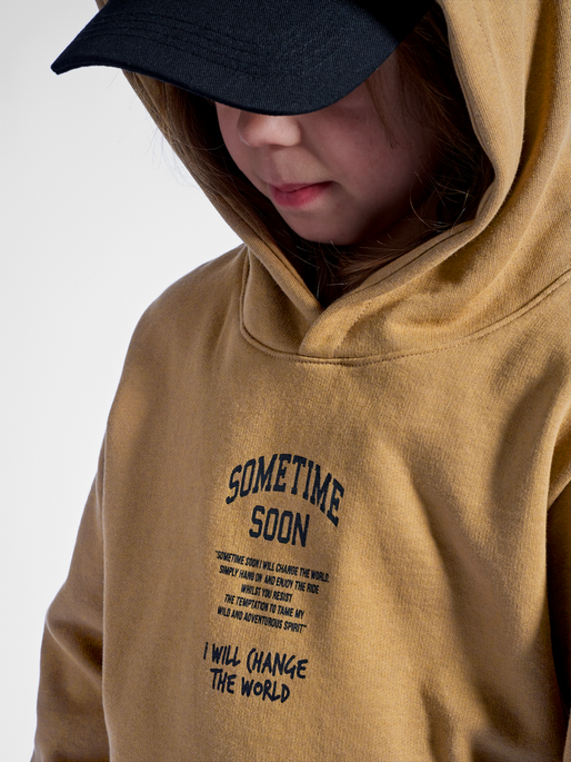 stmDIMAS HOODIE, SEPIA TINT, model